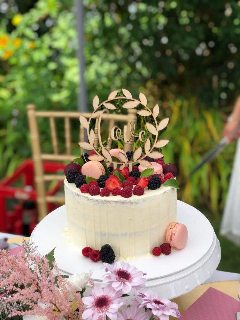 Euer Weg zur perfekten Hochzeitstorte 2 Naked-Cake mit Früchten und einem "Love" Caketopper