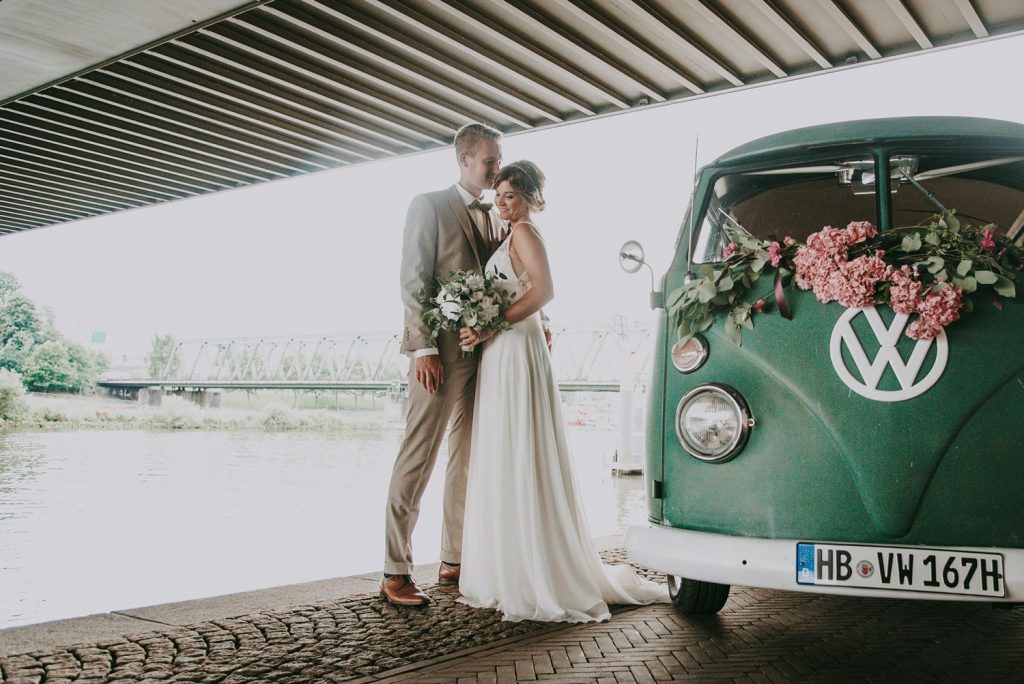 Blumen und Blumenarrangements als Autodekoration Blumen als Autodekoration