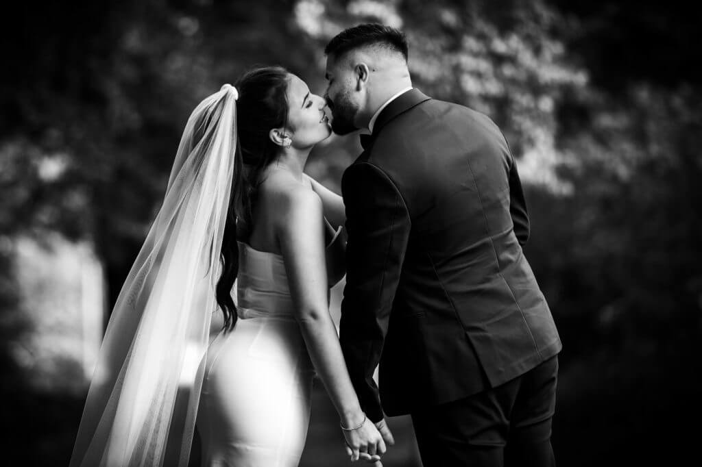 7 Gründe für einen professionellen Hochzeitsfotografen 1 Schwarz-Weiß-Aufnahme eines Brautpaares während des Paarshootings