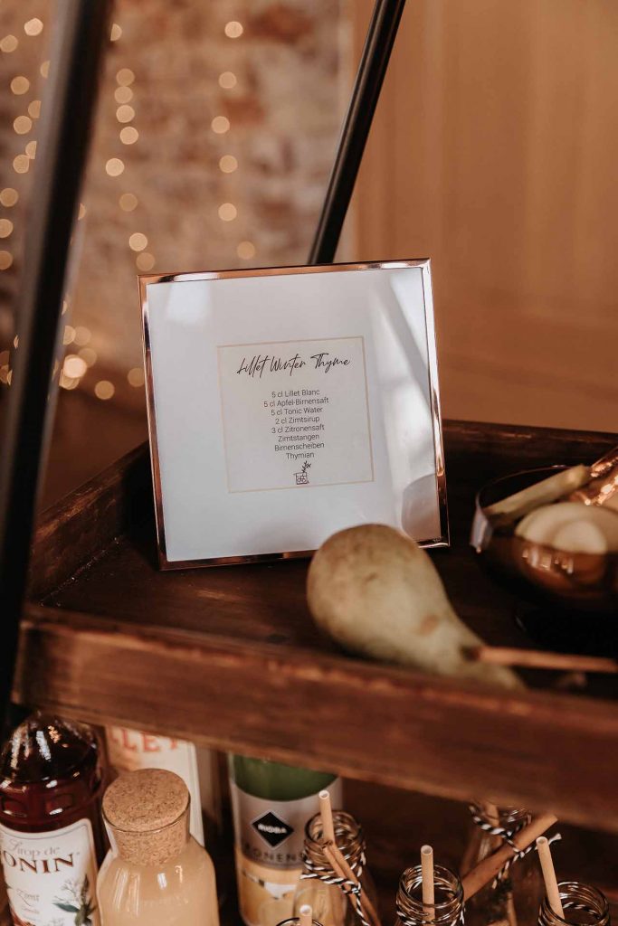 Inhaltsliste der bereitgestellten Cocktails in einem Goldrahmen