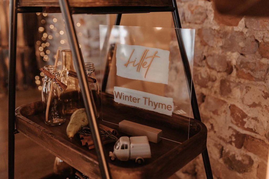 Glasschild mit der Auffschrift "Winter Thyme"