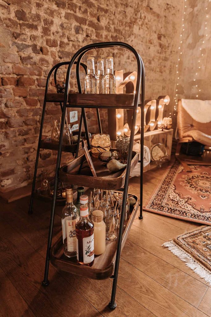 Beistellregale für Getränke und Snacks innerhalb der Lounge