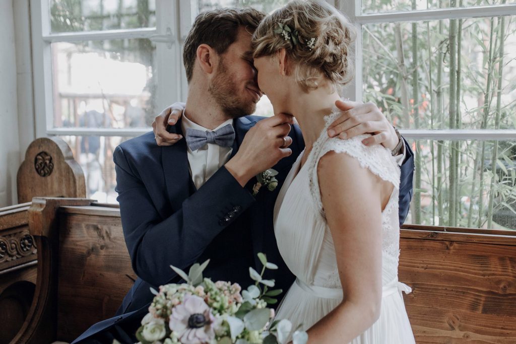 Brautpaar küsst sich beim Paarshooting