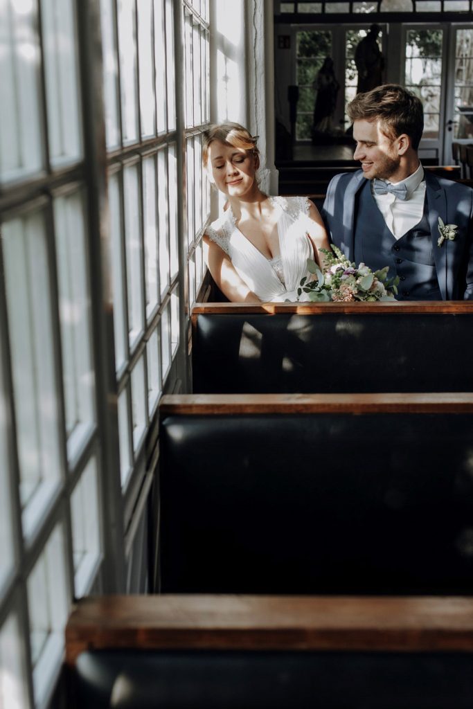 Brautpaar genießt die Zeit beim Paarshooting