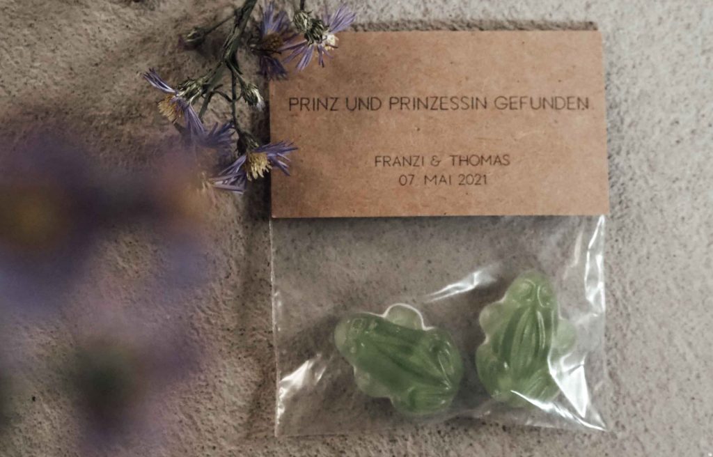 Gasgeschenk Gummifrösche als Brautpaarsymbol