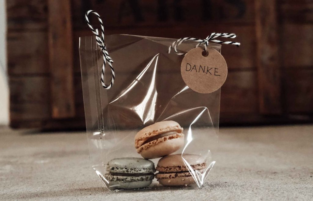 Gastgeschenk Maccarons in einer Geschenktüte