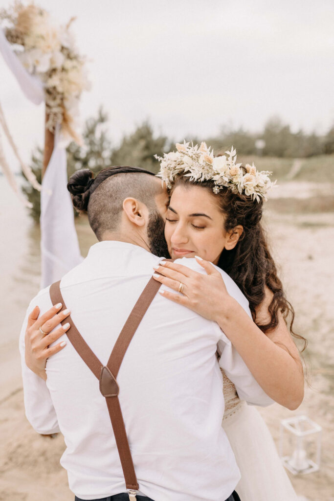 Umarmung des Brautpaares nach ihrem Ehegelübde