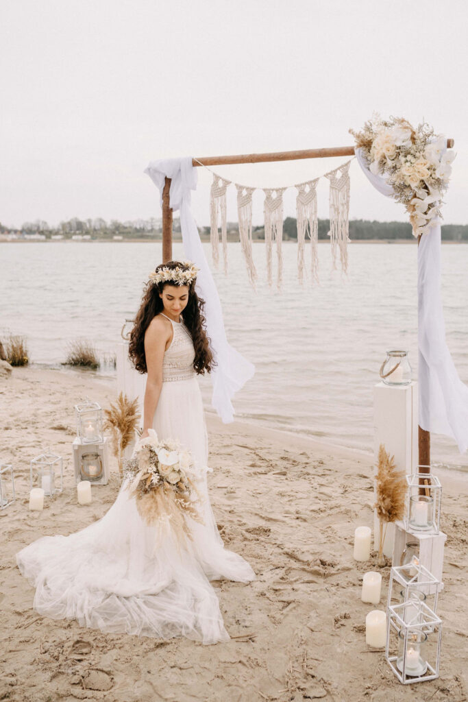 Braut mit Kleid im Bohostil und Brautstrauss