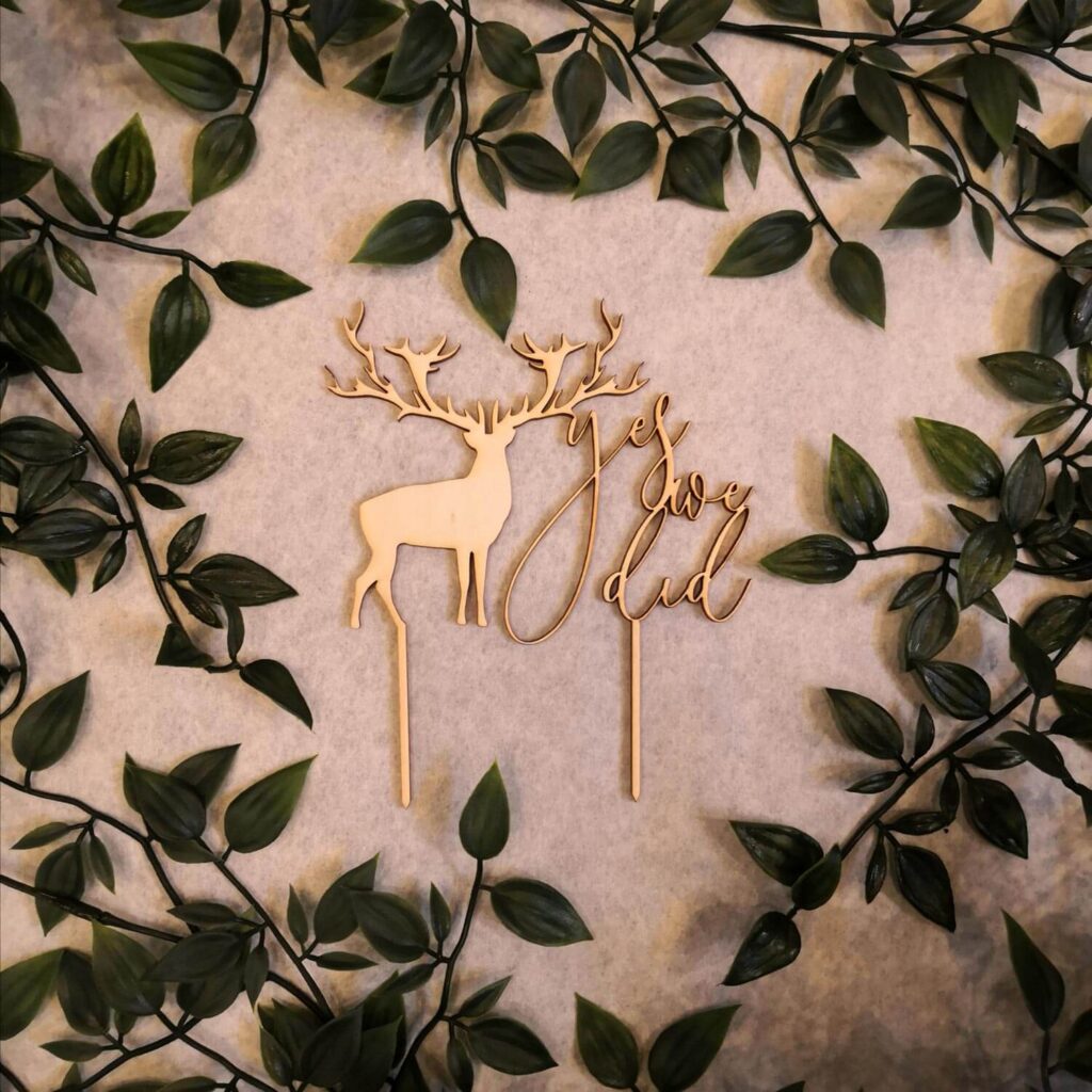 Motiv eines Hirsches neben den Namen des Brautpaars