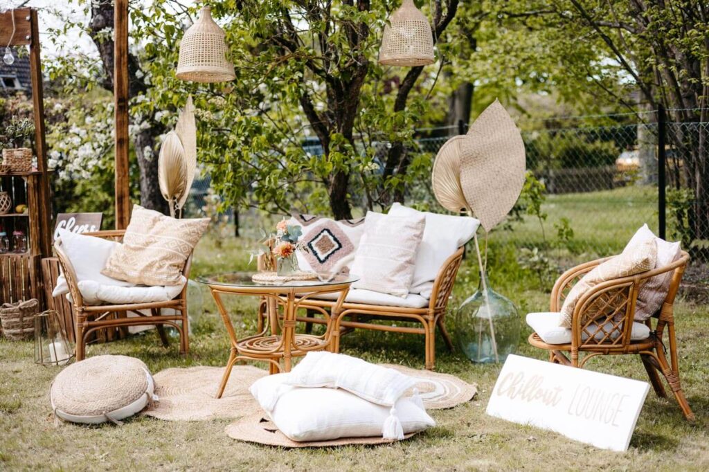 Beispiel einer Lounge auf einer Gartenhochzeit