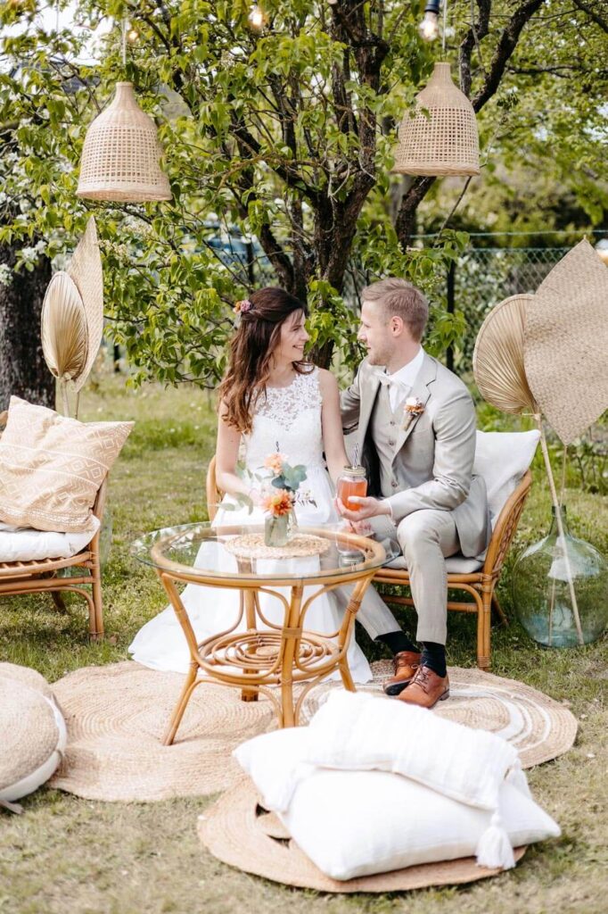 Brautpaar genießt die Zweisamkeit in der Lounge