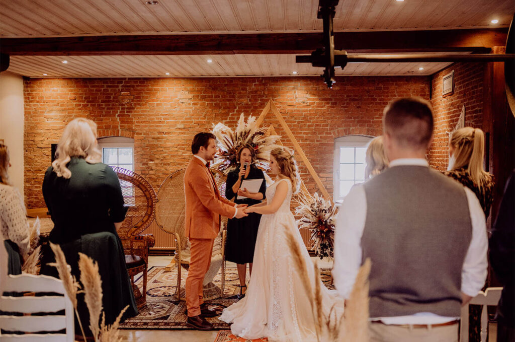 Hochzeitspaar gibt sich das Ja-Wort