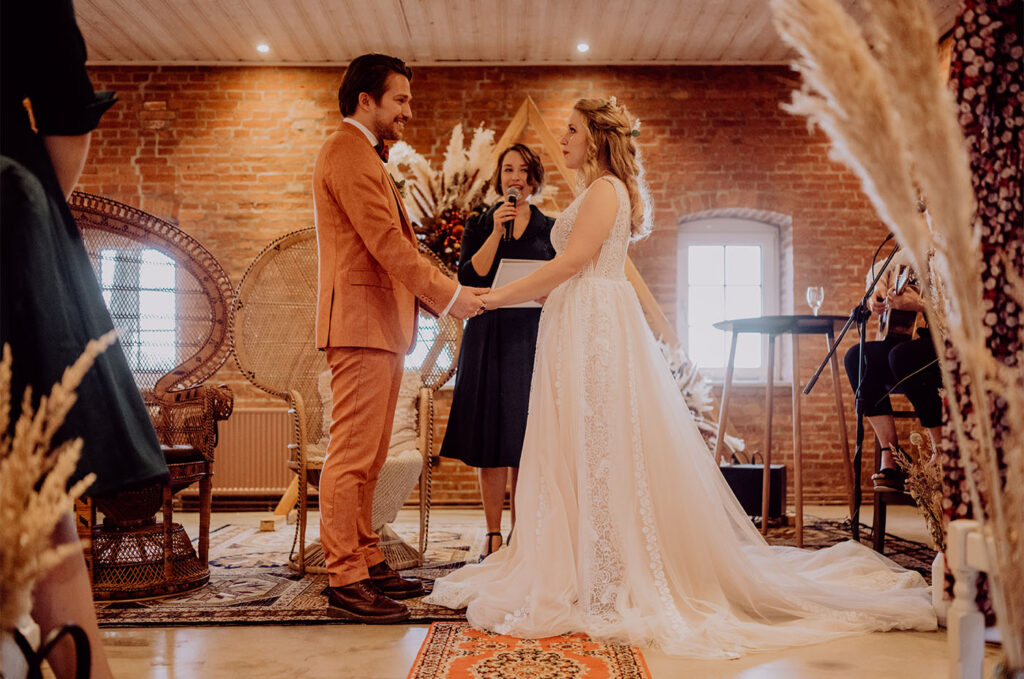 Brautpaar vor dem Traualtar