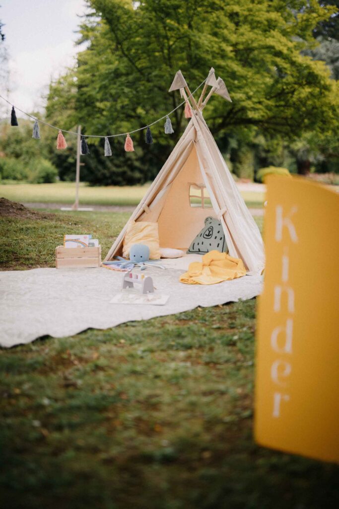 Zelt mit Spielsachen für Kinder während der Hochzeit