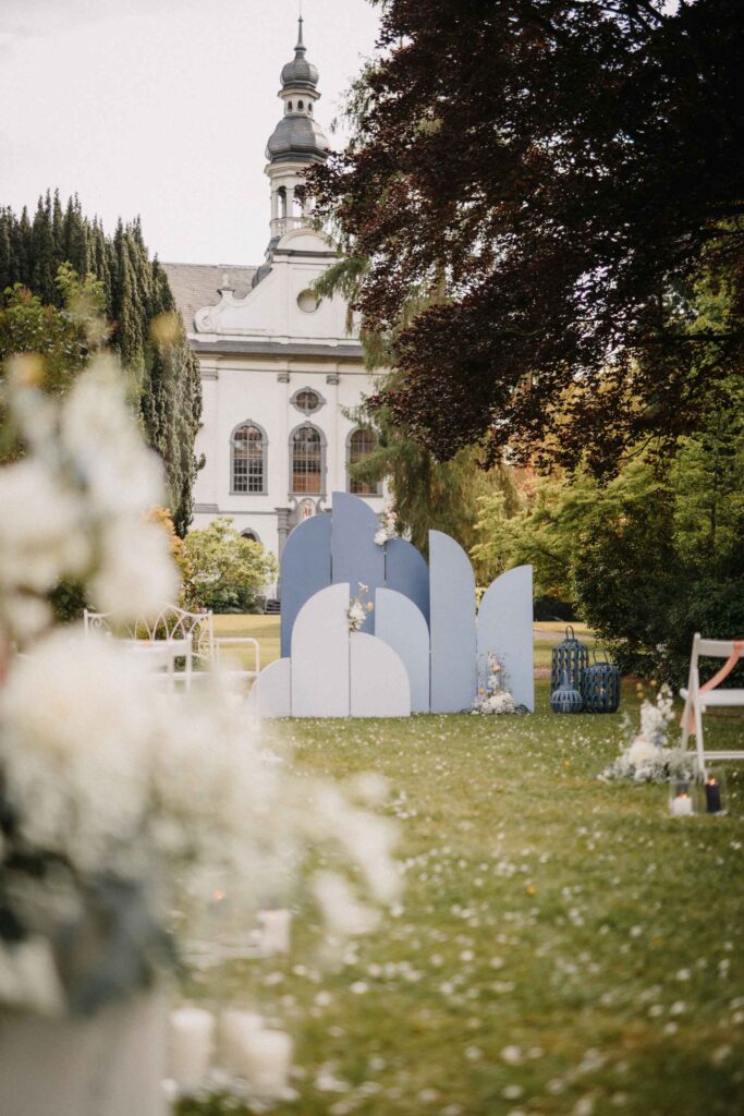 Außendekoration bei einer Gartenfeier nach der Hochzeit