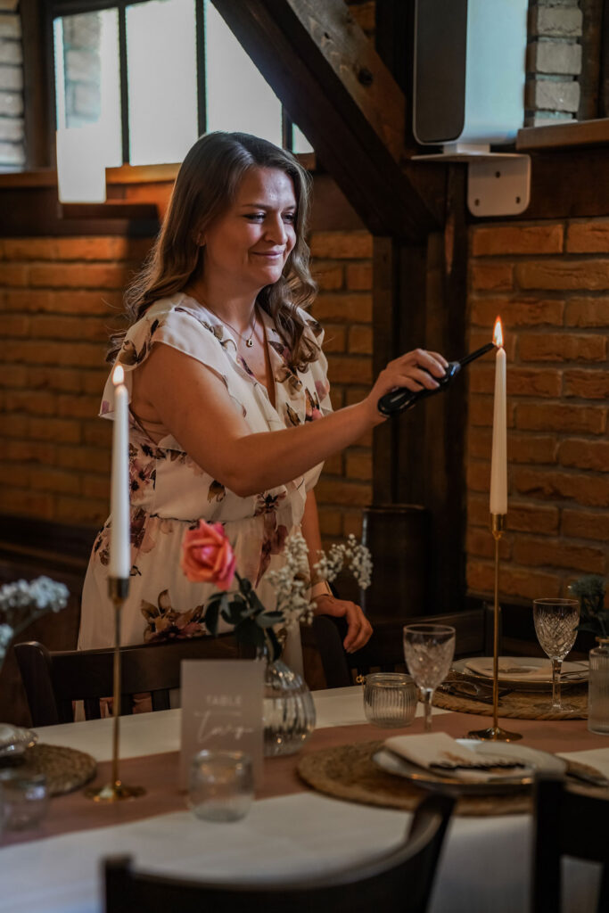 Dekorieren des Tisches für das Fotoshooting
