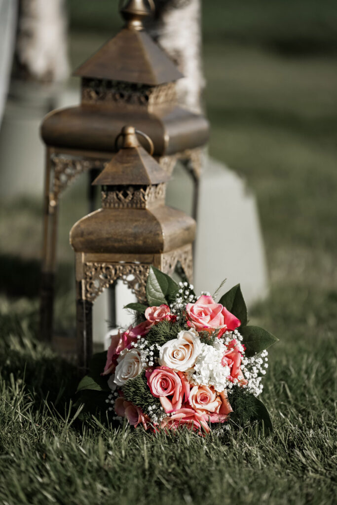 Laternen zusammen mit einem Blumengesteckt