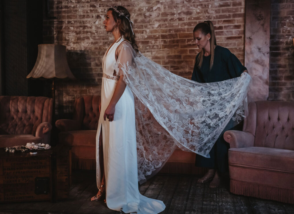 Das Braut Make-Up: Tipps und Ratgeber für die Planung vor der Hochzeit 8 Brautstylistin hilft bei der Anprobe nach dem Braut Make-Up