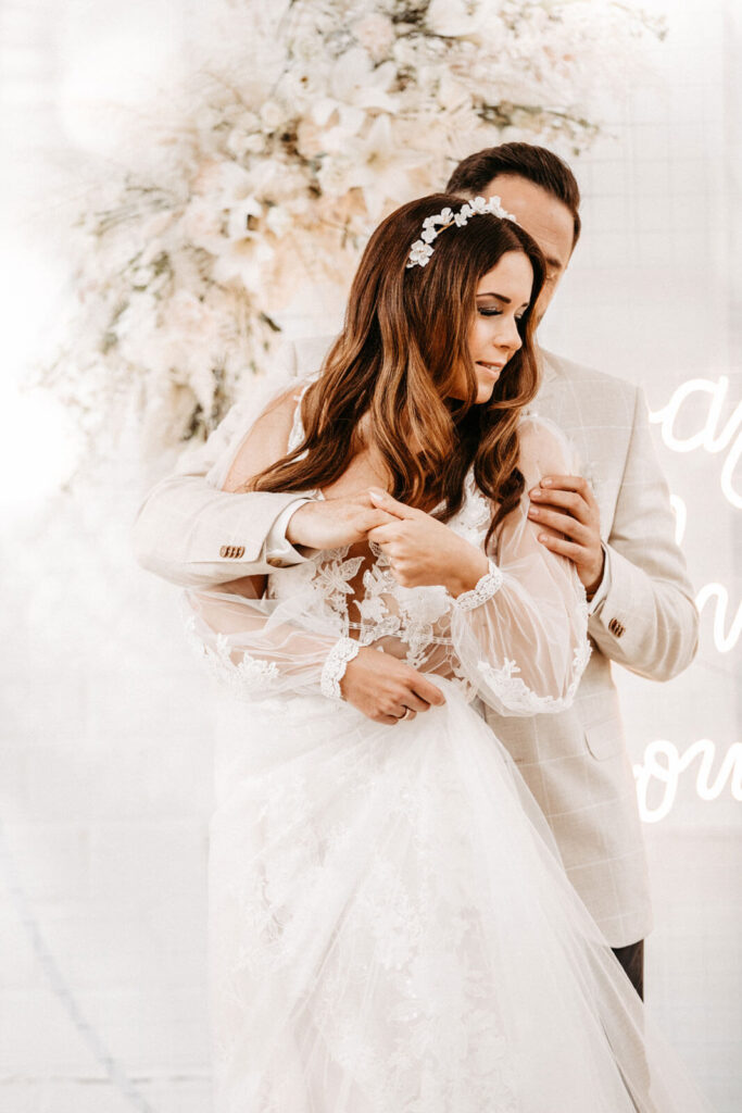 Was ist eine Hochzeitsmesse und lohnt sich ein Besuch? 21 Hochzeitspaar genießt den gemeinsamen Moment