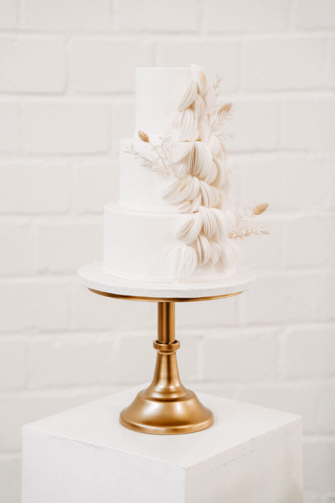 Was ist eine Hochzeitsmesse und lohnt sich ein Besuch? 9 Hochzeitstorte in weiß