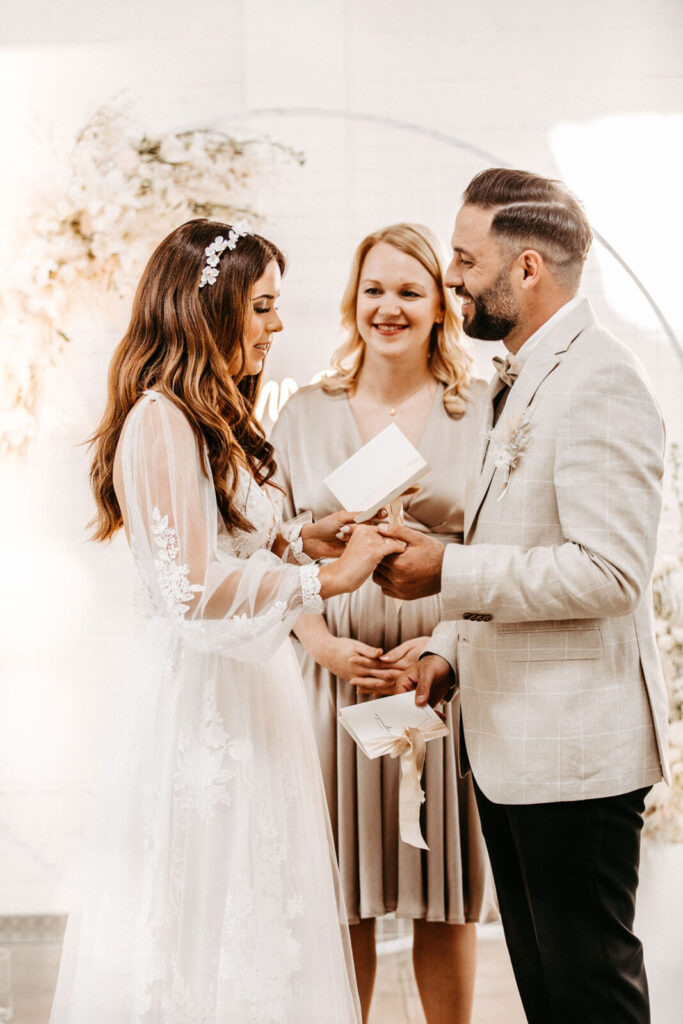 Was ist eine Hochzeitsmesse und lohnt sich ein Besuch? 4 Hochzeitspaar mit der Traurednerin