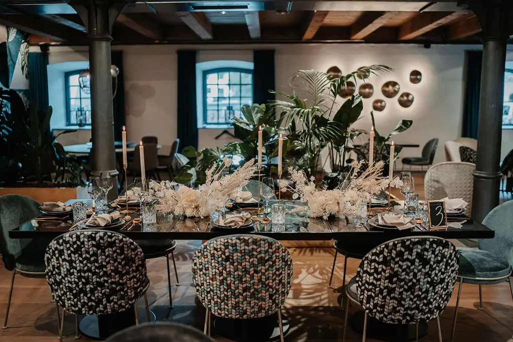 Special: Styled Shoot "Hochzeit von Franziska & Erik" 1 Gedeckter Tisch mit voller Dekoration