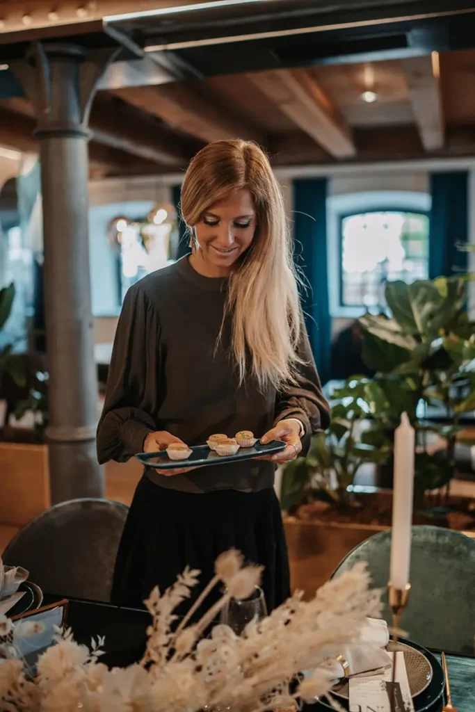 Hochzeitsplanerin beim anrichten