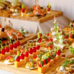 Traumhochzeit mit kleinem Budget: Heiraten mit 5.000 Euro 3 buffet table with snacks from burgers cheeses etc