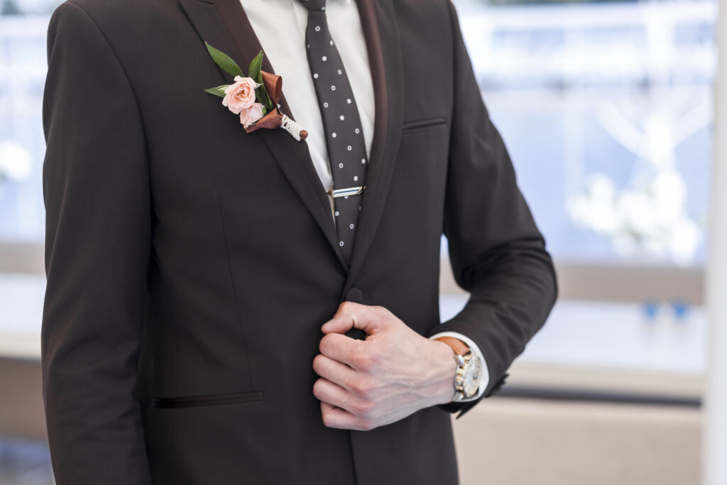 Stilsicher zur Hochzeit: Welche modernen Looks Männer heute tragen können 6 Bildquelle: freepik.com